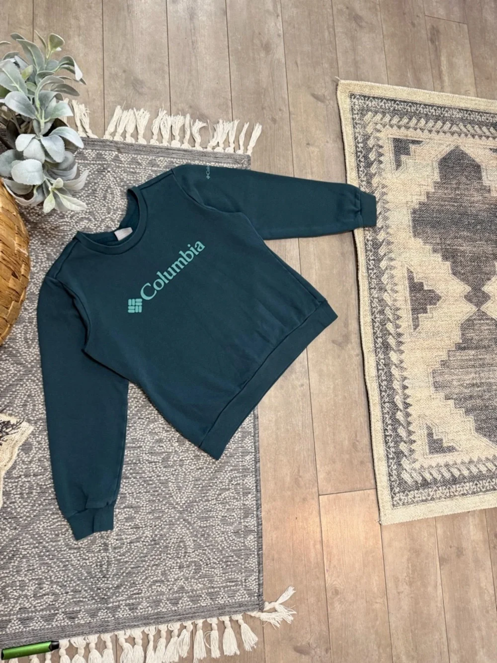 Columbia Tweens Dark Teal Crewneck Sweatshirt with Mint Logo Size Medium Unisex